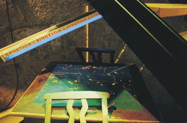 La Partida Pintura fluorescente y luz negra 2002 Museo Gustavo de Maeztu, 2002