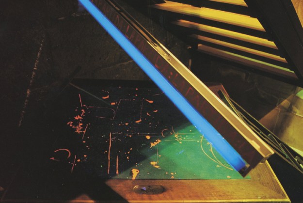 La Partida Pintura fluorescente y luz negra 2002 Museo Gustavo de Maeztu, 2002