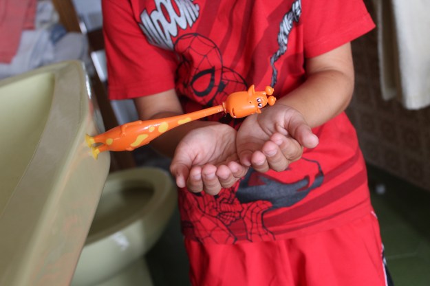 eder con cepillo de dientes jirafa 2015