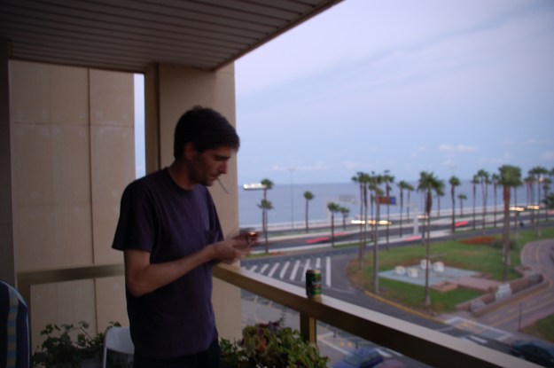 lucio fumando en su balcón las palmas 2004
