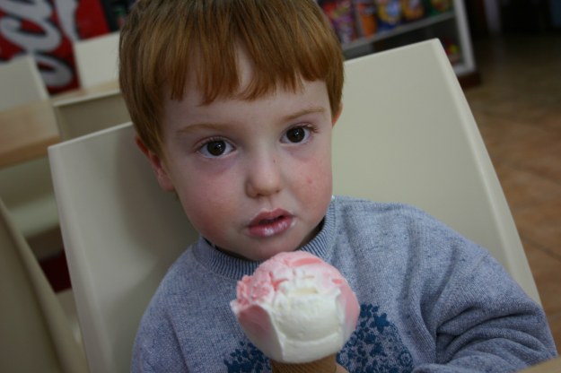 18009 teo-comiendo-un-helado-2014