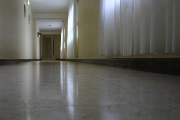 22004 pasillo-desde-el-suelo