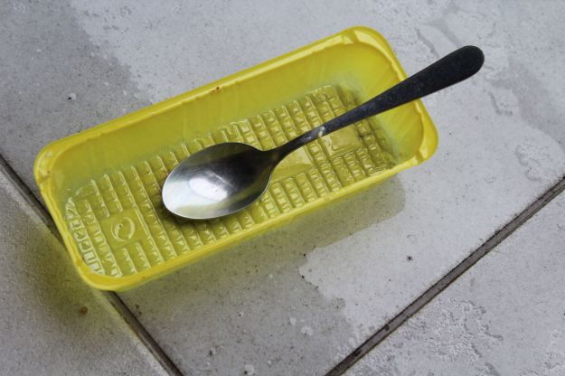 27024 cucharilla-sobre-caja-de-donetes-2015