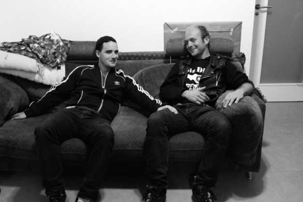 Gorka e Iñaki en el sofá 2015- copia