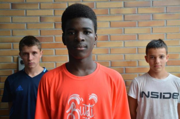 chicos-de-pasajes-bajo-lluvia