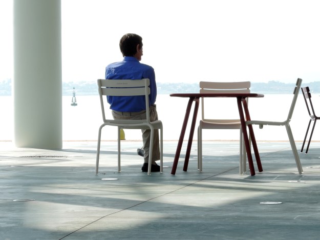 centro botín, señor de bigotes de espalda