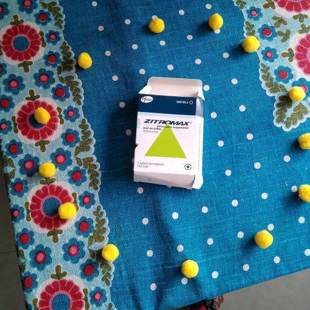 medicamento y pompones