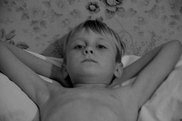 damir en la cama, blanco y negro