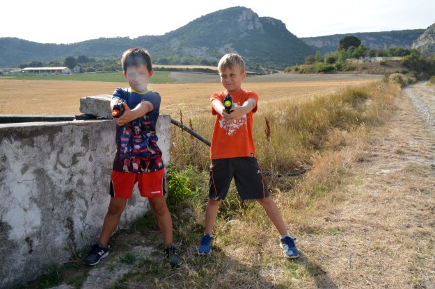 eder y damir con pistolas