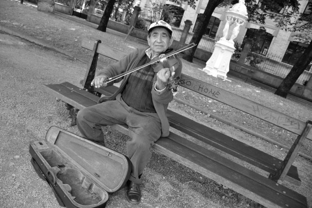 señor en blanco y negro con violín paseo de francia