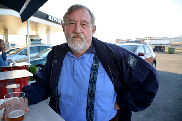 señor frances con tirantes