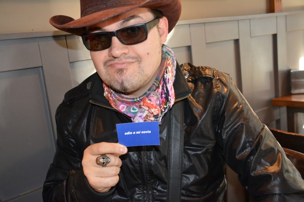 alvaro brutus con tarjeta de odio a mi novia