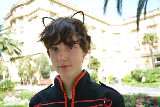 chica con lentillas de colores