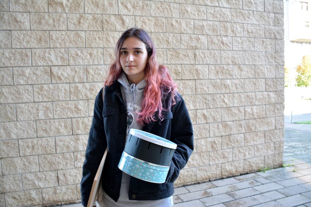 chica pelo rosa de bellas artes