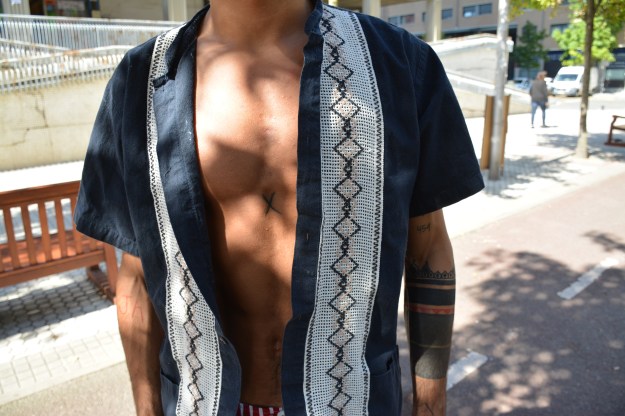 chico en gros con camisa abierta