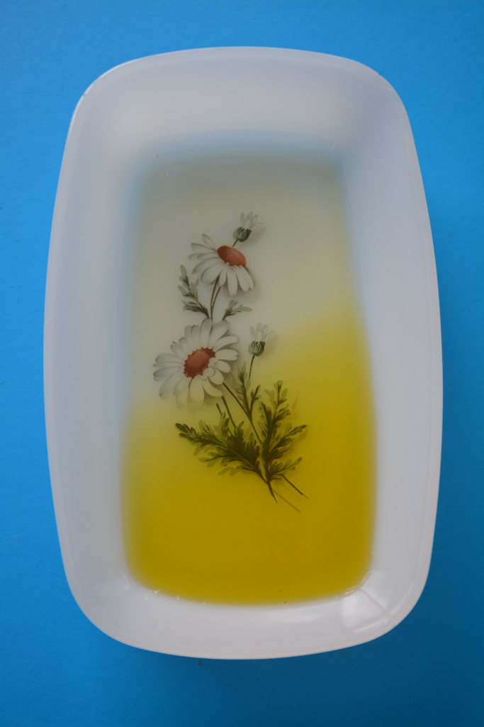 acite-de-oliva-sobre-fondo-azul