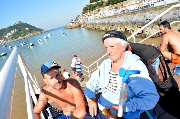 mujer con su hijo comiendo melocotón2