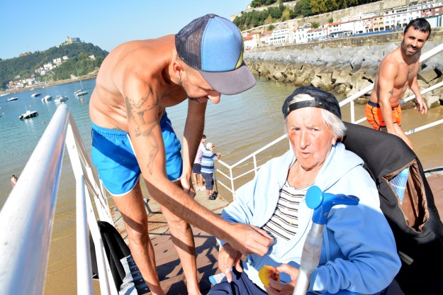 mujer con su hijo comiendo melocotón2