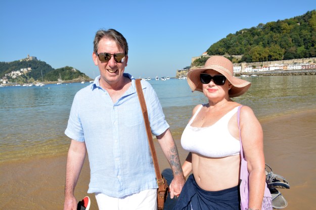 pareja de turistas en la playa